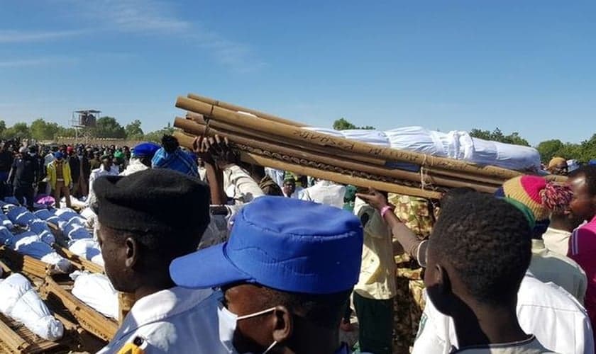 Enterro em massa em Zabarmari, no estado nigeriano de Borno, em novembro de 2020. (Foto: Reuters/Ahmed Kingimi)