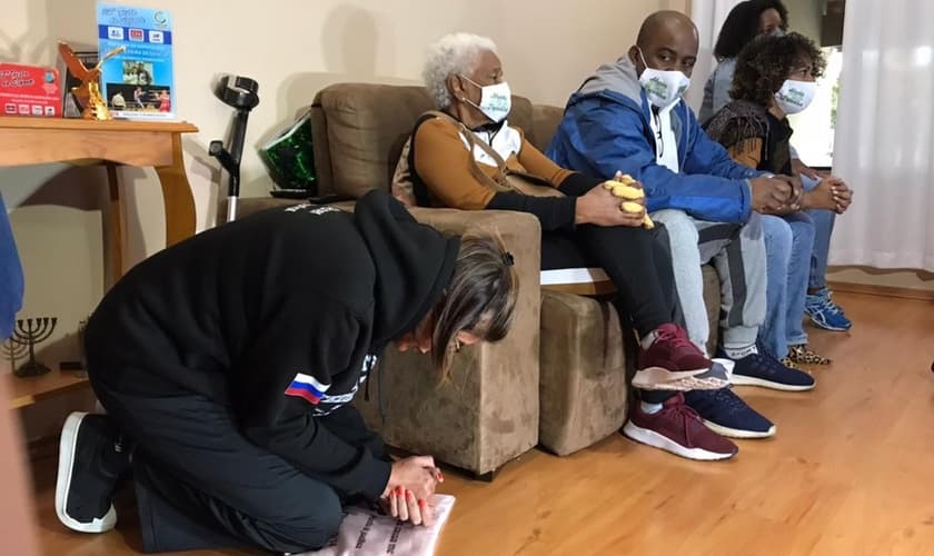 Mãe de Abner Teixeira assistiu a luta do filho em oração. (Foto: Nathalia Silva/TV TEM)