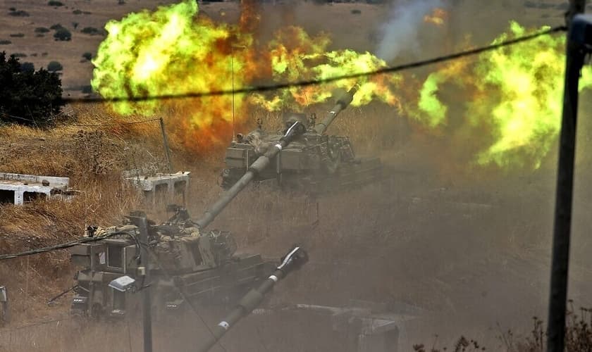 Israel dispara contra o Líbano após o lançamento de foguetes do Hezbollah. (Foto: Jalaa Marey/AFP)