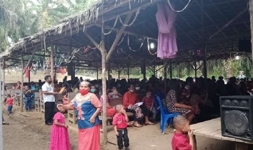 Protestantes adoram sob um abrigo coberto com folhas de palmeira no distrito de Aceh Singkil (Foto: Reprodução / Sejuk).