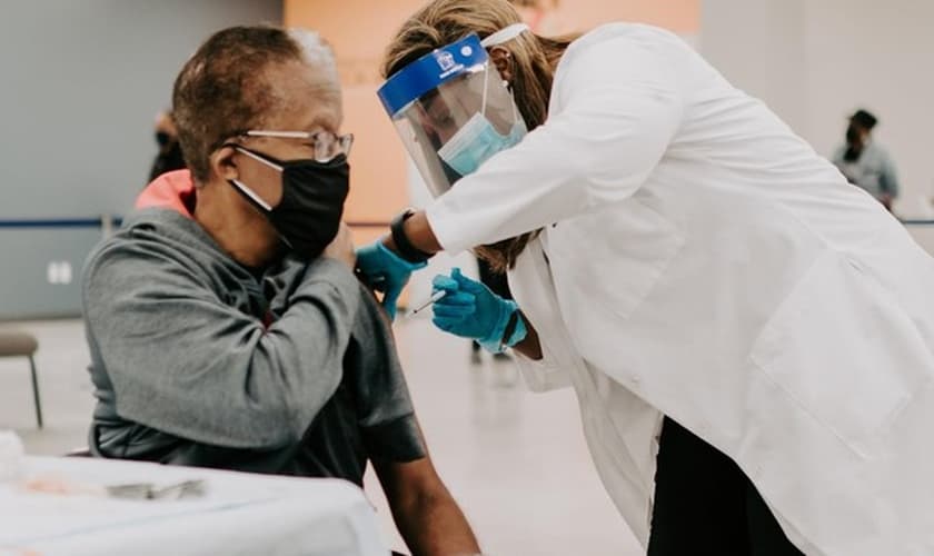 A Impact Church, em Jacksonville (Flórida), ofereceu vacinas contra a Covid-19 gratuitamente, neste domingo (8). (Foto: Reprodução/ Facebook).