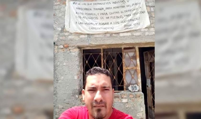 Yuri Perez, em frente a sua casa. (Foto: Reprodução/Youtube)