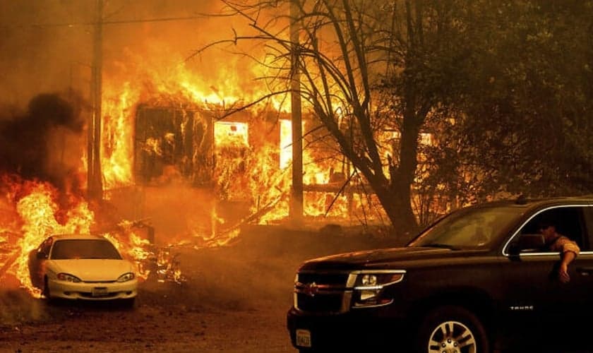 O incêndio Dixie consumiu uma casa na Rodovia 8,9 ao sul de Greenville, em 5 de agosto de 2021, no condado de Plumas, Califórnia. (Foto: AP Photo/Noah Berger)
