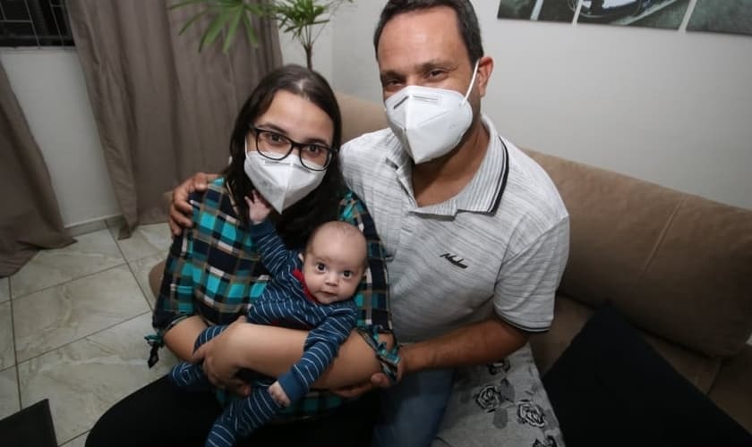 Fernando, a esposa Camila e o filho Pedro. (Foto: Reprodução / Samantha Ciuffa)