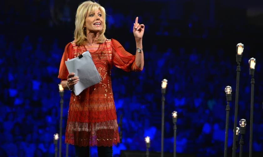 Beth Moore exortou os crentes a obedecerem as medidas protetivas da Covid-19 como uma atitude de serviço cristão. (Foto: Relevante Magazine).