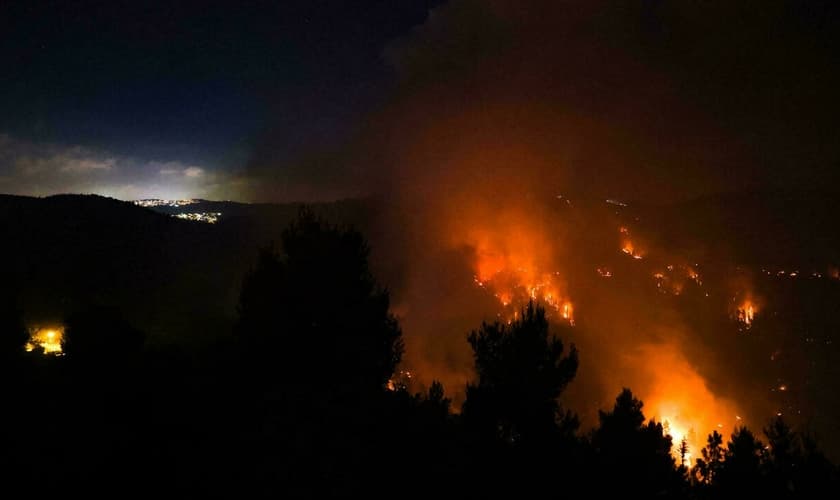 Um céu cheio de fumaça de um incêndio florestal nas montanhas de Jerusalém em 15 de agosto de 2021. (Foto: Ahmad Gharabli / AFP)