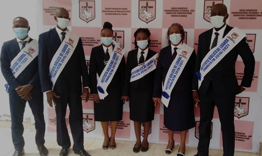 Maria Rogéria entre colegas durante formatura. (Foto: Reprodução / Notícias de Angola)