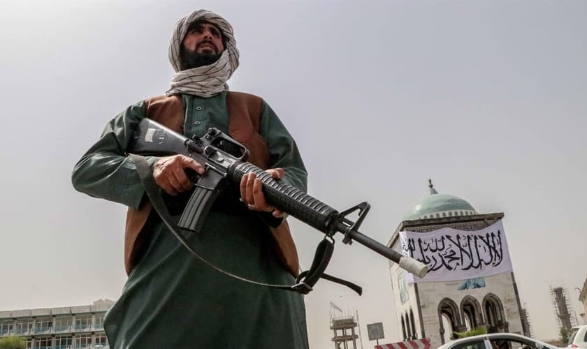 Militantes talibãs estão revistando telefones e retirando crentes do transporte público e os assassinando no local. (Foto: EFE/Stringer).