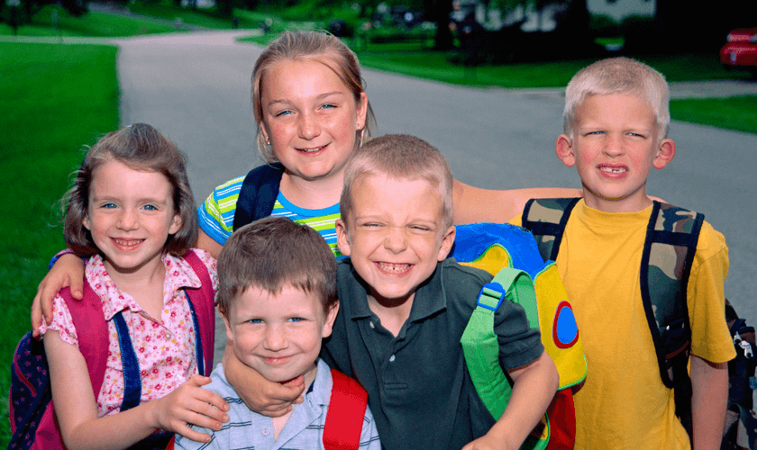 Identidade de gênero para crianças faz parte de novas diretrizes do governo escocês. (Foto: Reprodução / Canva)