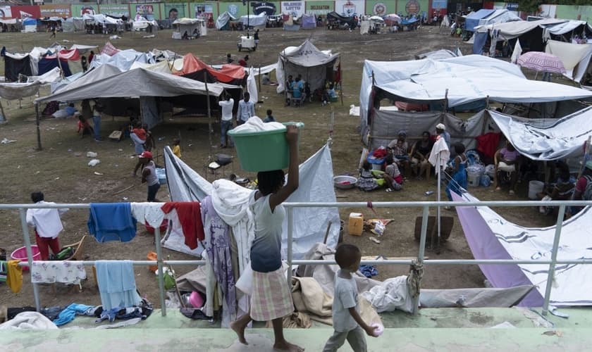 Centenas de famílias estão abrigadas no acampamento em Los Cayos após perderem suas casas no terremoto. (Foto: Monica Gonzalez/El País)