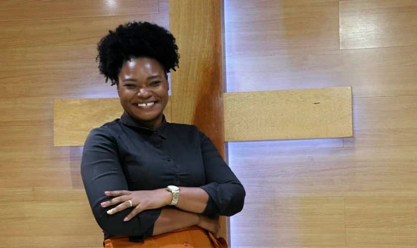 Carla Priscila de Souza recebeu palavras de maldição na infância, mas Deus transformou sua história. (Foto: Site Mulher Cristã).