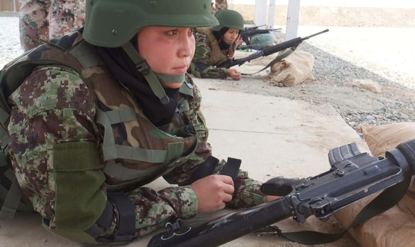 Kubra Behroz, que serviu Exército Nacional do Afeganistão. (Foto: Lalage Snow / The Telegraph / Atlântico Press)