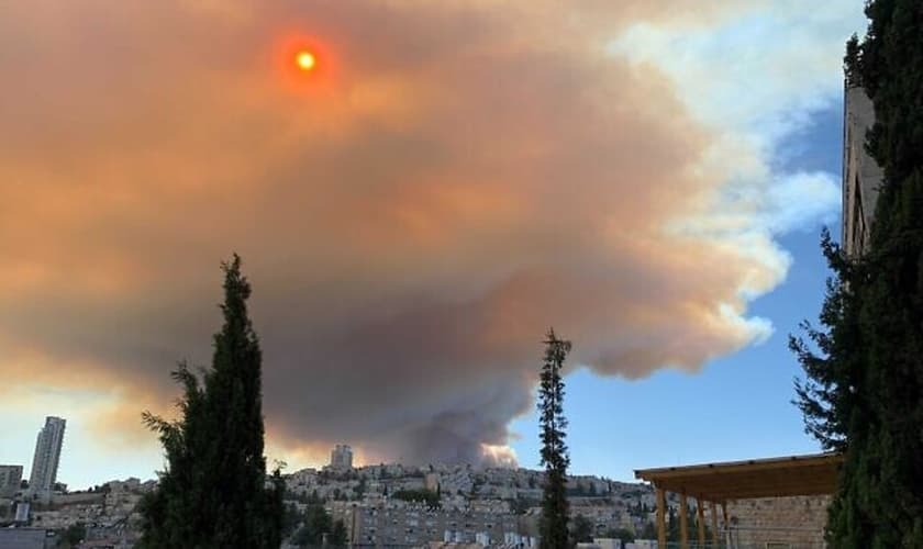 Fumaça do incêndio florestal se espalhou por Jerusalém em 15 de agosto. (Foto: Mick Weinstein/Times of Israel)