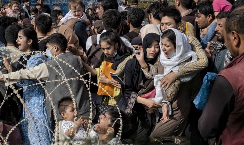 Afegãos se aglomeram junto aos muros do aeroporto de Cabul na esperança de serem retirados do país. (Foto: Juan Carlos/El País)