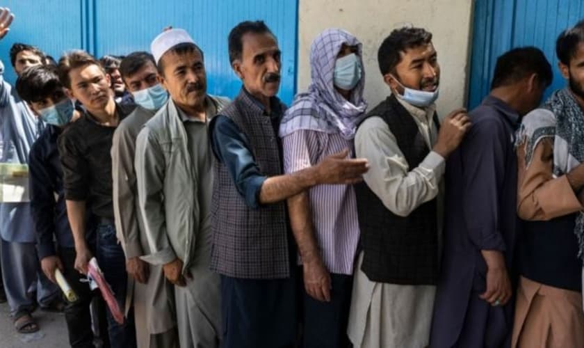 Afegãos já faziam filas no serviço de emissão de passaportes, antes da tomada de Cabul. (Foto: Getty Images)