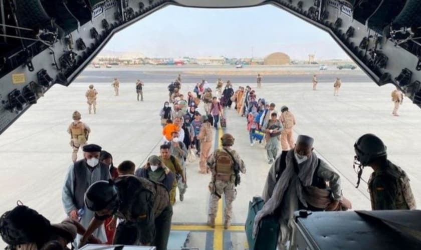 Forças americanas estão priorizando evacuação de afegãos que colaboraram com tropas dos EUA. (Foto: Reuters)