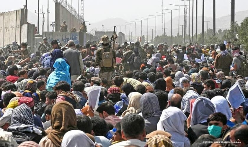 Multidões de pessoas desesperadas querem fugir do Afeganistão. (Foto: Wakil Kohsar / AFP via GETTY IMAGES)