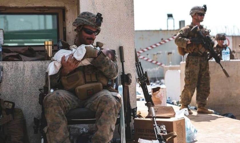 Soldado norte-americano cuida de bebê afegão: imagens sensibilizaram o mundo. Foto: (Departamento de Defesa dos Estados Unidos).