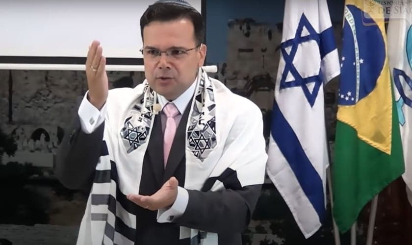 Rabino messiânico Matheus Zandona falando sobre a marca da besta. (Foto: Captura de tela/YouTube/Ministério Ensinando de Sião)
