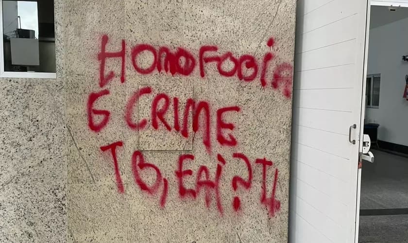 Igreja Batista em Criciúma foi pichada após fala de prefeito sobre demissão de professor na quinta-feira. (Foto: Reprodução/NSC TV)