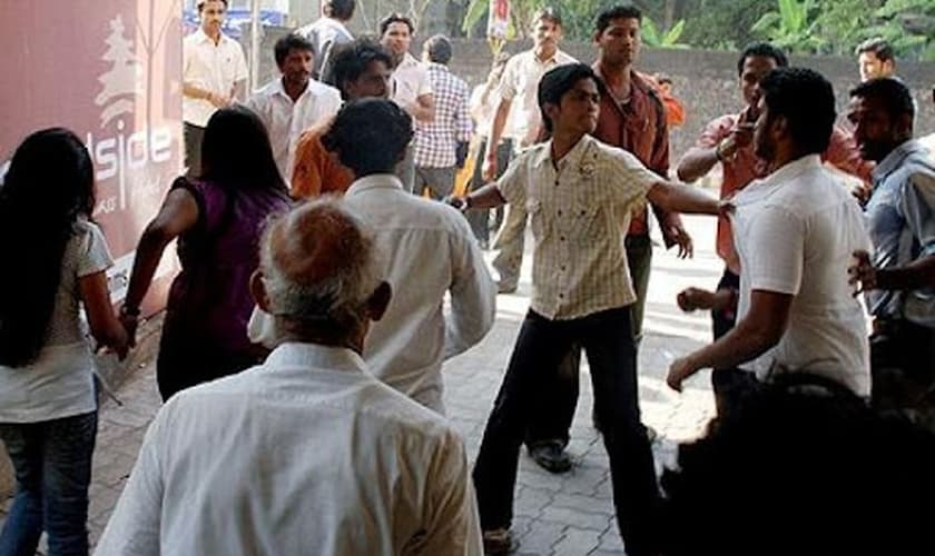 Os agressores invadiram a casa do pastor Kawalsingh Paraste, enquanto realizava um culto doméstico. (Foto: Asia News).