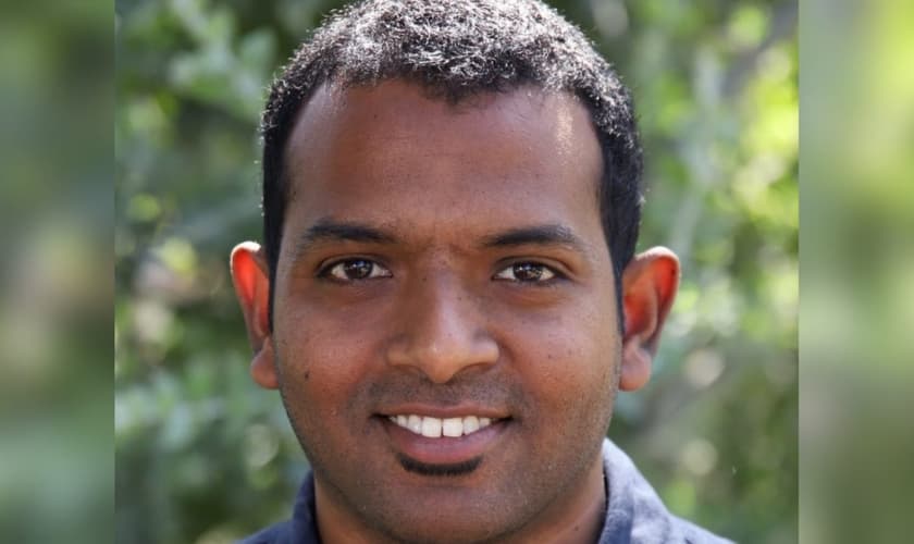 O indiano Enoch evangelizou toda a sua universidade, mais de 500 pessoas, entre funcionários e alunos. (Foto: Eternity News).