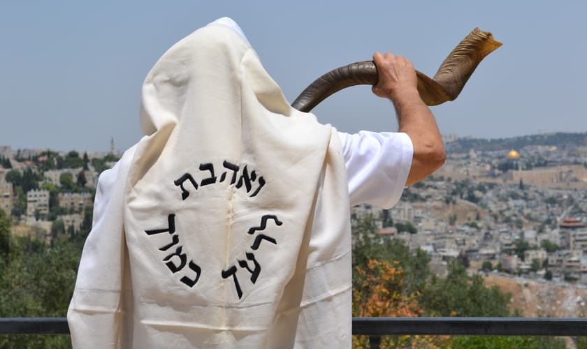 Em Jerusalém, Moshe Silver toca o shofar em Rosh Hashanah. (Foto: Reprodução / Moshe Silver / Times of Israel)