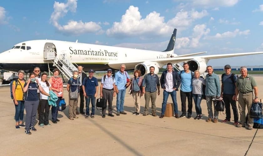 O jato DC-8 está voando por diversos locais, levando carregamentos de socorro e equipes de ajuda. (Foto: Reprodução/Instagram).