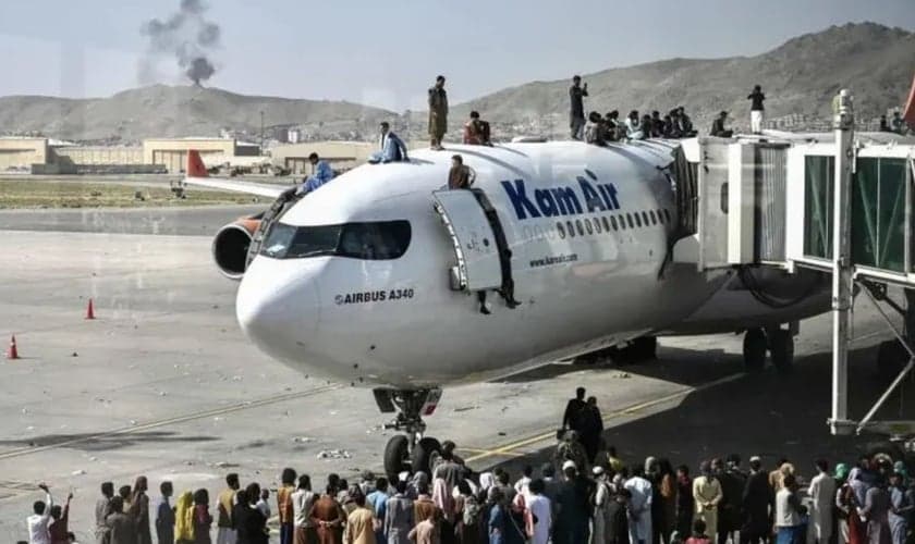 Avião estacionado no aeroporto de Cabul. (Foto: Wakil Kohsar/AFP)