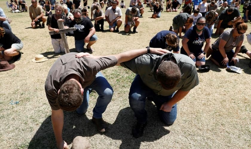 Imagem ilustrativa de agricultores em oração na África do Sul. (Foto: AFP)