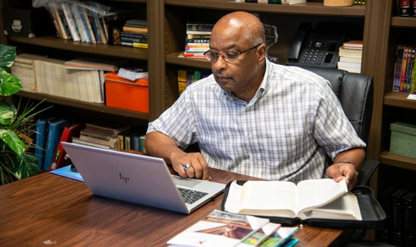 Barry Calhoun ganhou o pai para Jesus durante um estudo bíblico em família na pandemia. (Foto: David Clanton).