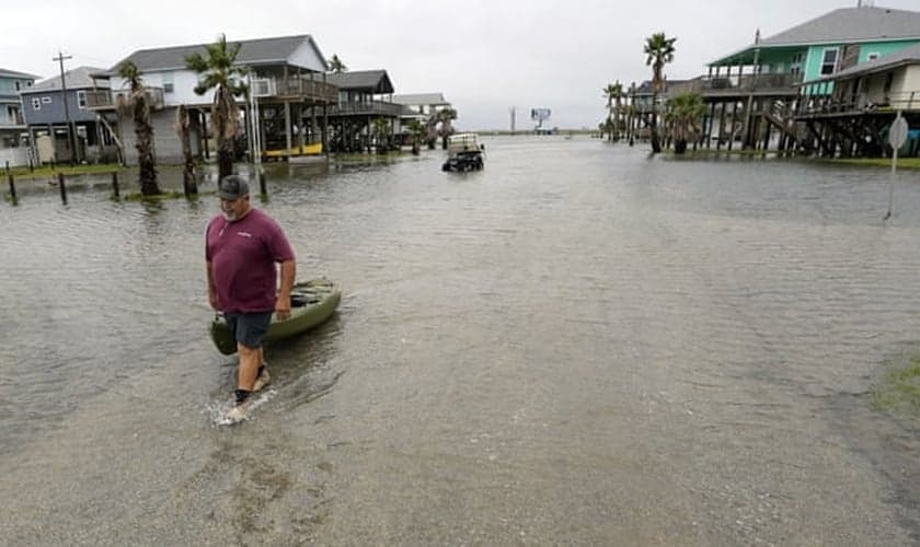 O furacão Nicholas atingiu a costa do Texas nesta terça-feira (14). (Foto: David J Phillip/AP).