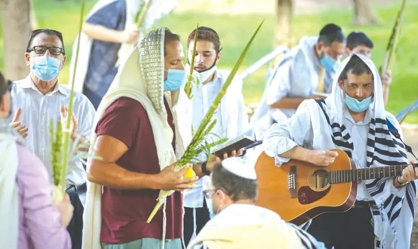 Adoradores seguram as Quatro Espécies enquanto oram durante Sucot, em Ramat Beit Shemesh no início desta semana. (Foto: Reprodução / Yaakov Lederman)