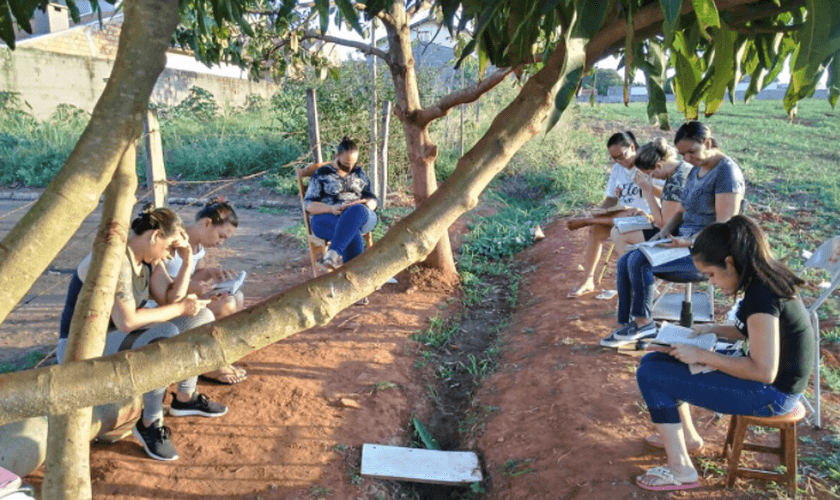 Os moradores da Rua dos Ypês, na cidade de Cosmópolis, passaram a se reunir todos os dias para orar e ler a Bíblia. (Foto: Gazeta de Cosmópolis).