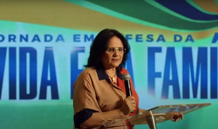 Ministra Damares Alves, no evento “Jornada em Defesa da Vida e da Família”, dia 20 de setembro de 2021. (Foto: Reprodução: YouTube).