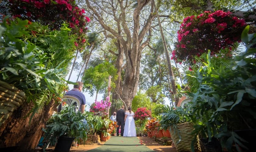 Jonas e Taynara se casaram no início de setembro, no mesmo lugar onde se conheceram. (Foto: Arquivo pessoal).