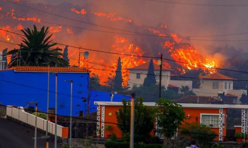 Casas são atingidas por lava de vulcão, nas Ilhas Canárias. (Foto: Borja Suarez/Reuters)
