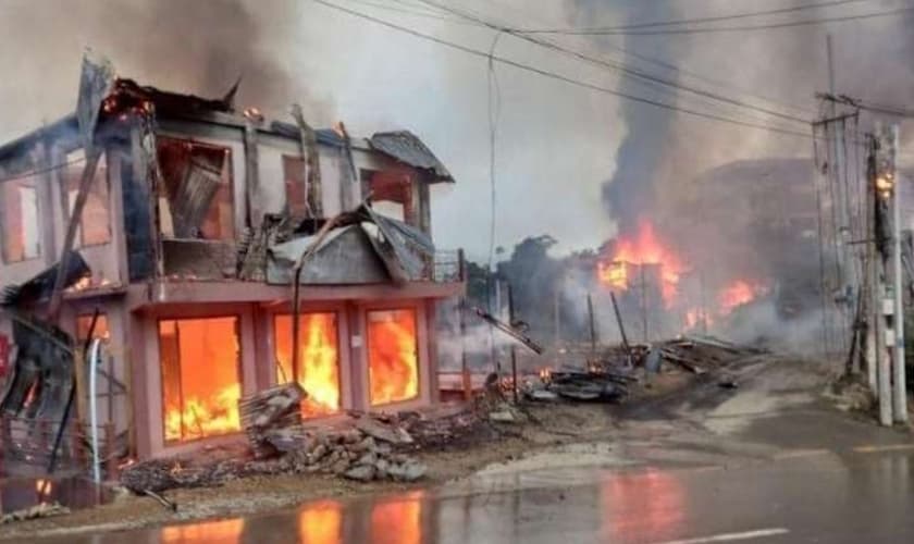 Pelo menos 18 casas e um prédio do governo foram queimados no município de Thantlang, no estado de Chin, em 18 de setembro, durante um confronto entre exército birmanês e as forças de resistência. (Foto: AFP)