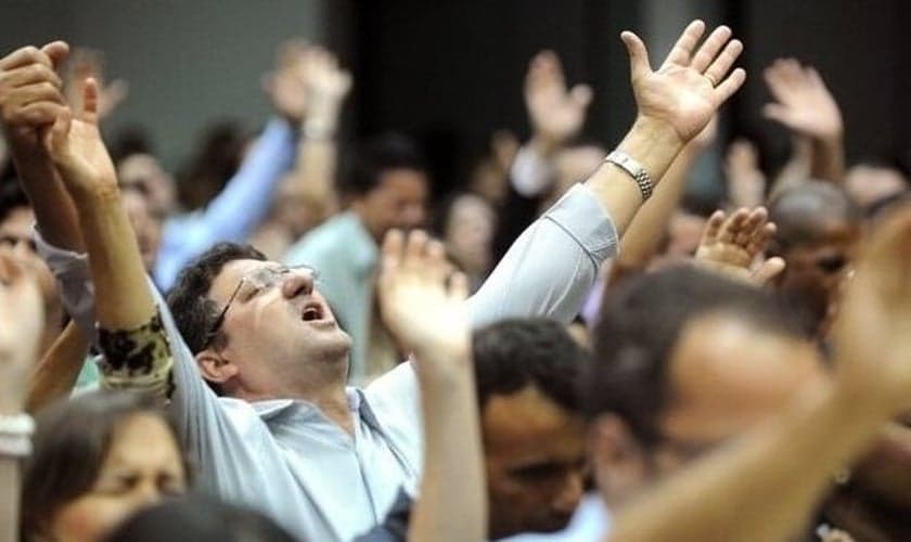 Culto em igreja evangélica. (Foto: Reprodução / AFP)