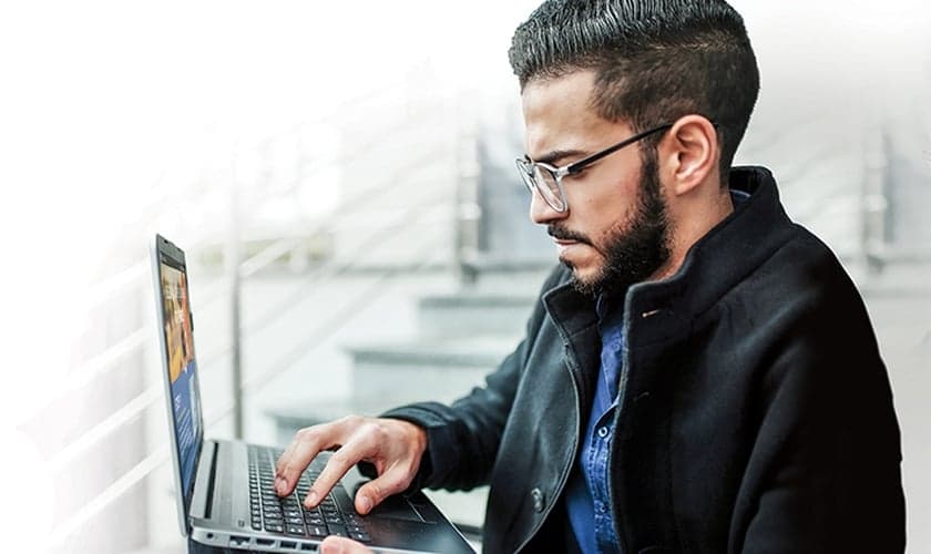 Imagem ilustrativa de jovem usando o computador. (Foto: Reprodução/BGEA)