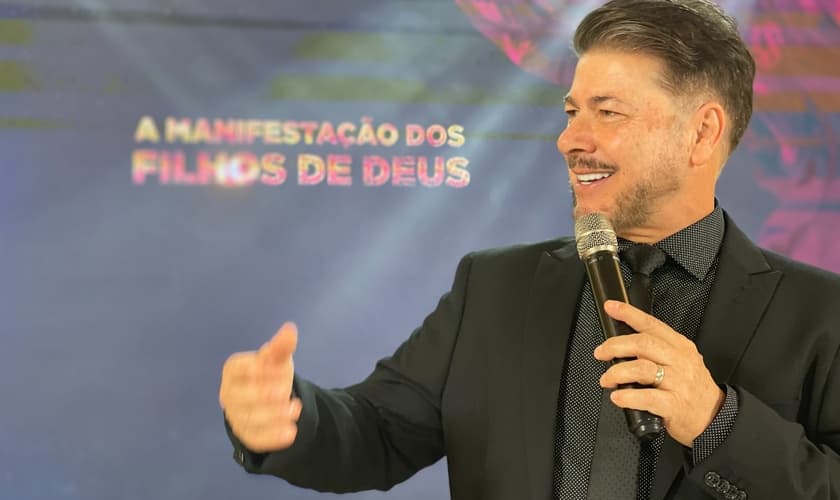 Pastor Joel Engel em ministração na Escola Profética Unção de Elias. (Foto: Ministério Engel)