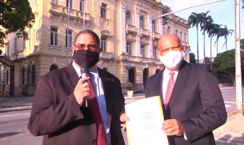 Pastores Alfredo Santana e Elenílson Brito, coordenadores do Unigrejas, PE, enviam reclamação formal no Palácio Campo das Princesas, em Recife. (Foto: Captura de tela/R7)