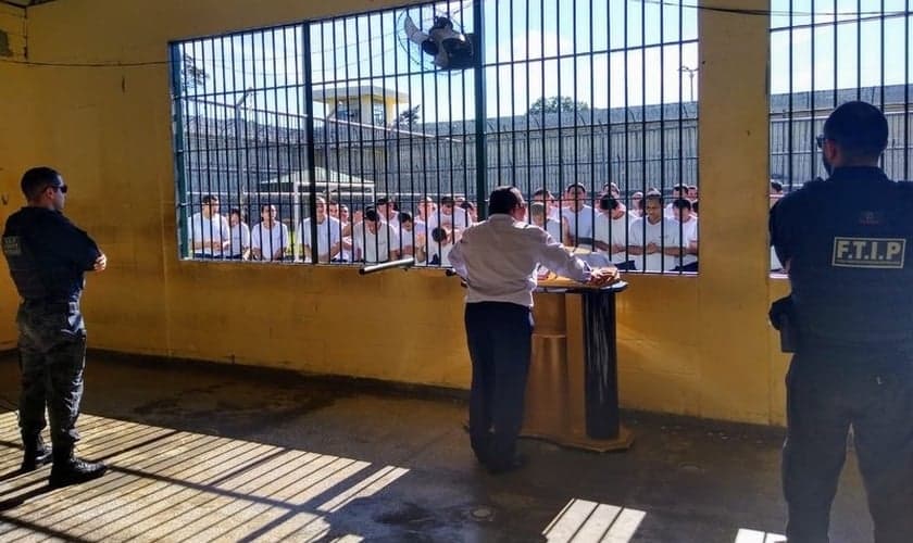 Presos se convertem à doutrina evangélica na cadeia. (Foto: Divulgação)