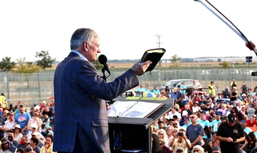 Franklin Graham pregou durante a turnê "God Loves You" em Joliet, Illinois. (Foto: Billy Graham Evangelistic Association).