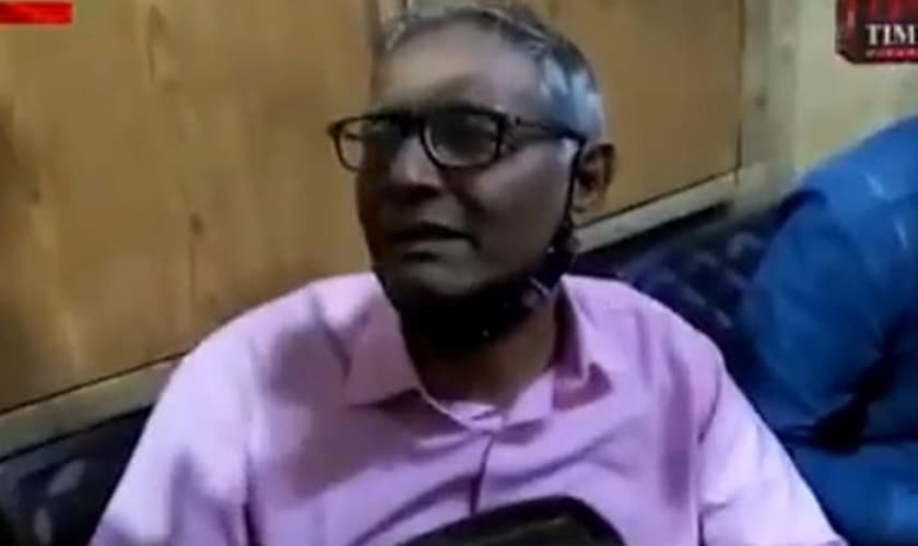 O pastor Charlie John, Vishal e Keval Ram foram detidos, após hindus radicais os acusarem de converter pessoas à força. (Foto: Asian News).