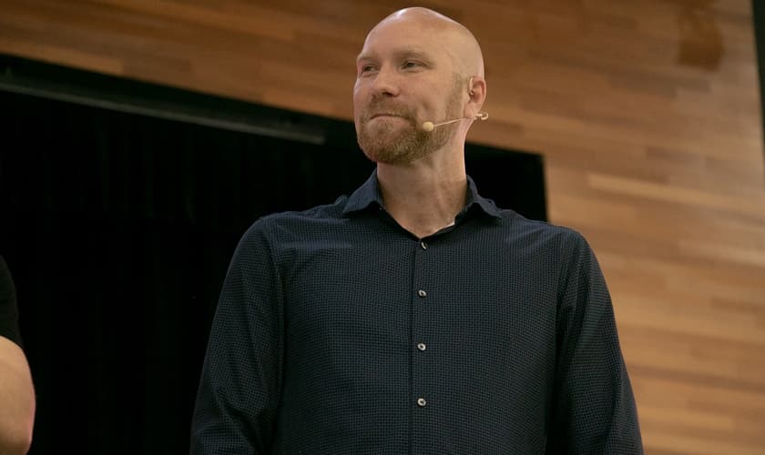 William Wood durante ministração na Voz dos Apóstolos 2021. (Foto: Marcos Paulo Correa/Guiame)