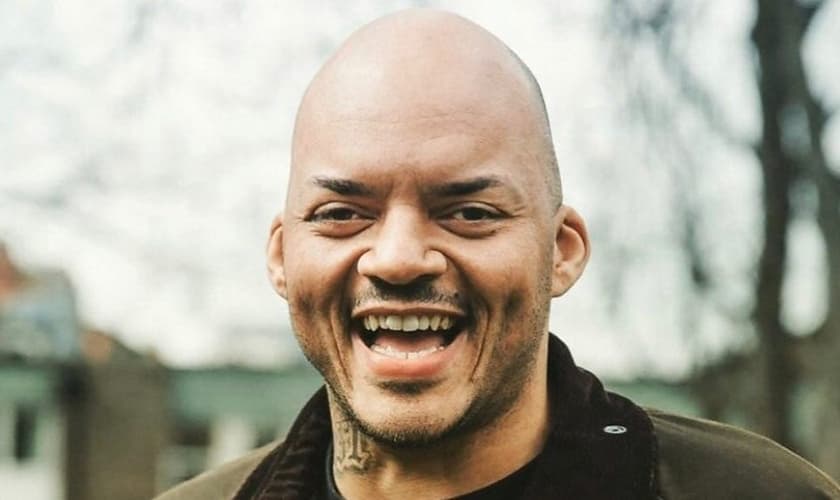 Claud Jackson compartilha sua jornada do tráfico de drogas, armas e violência a Deus no livro “Armas para Deus”. (Foto: Reprodução / BBC)