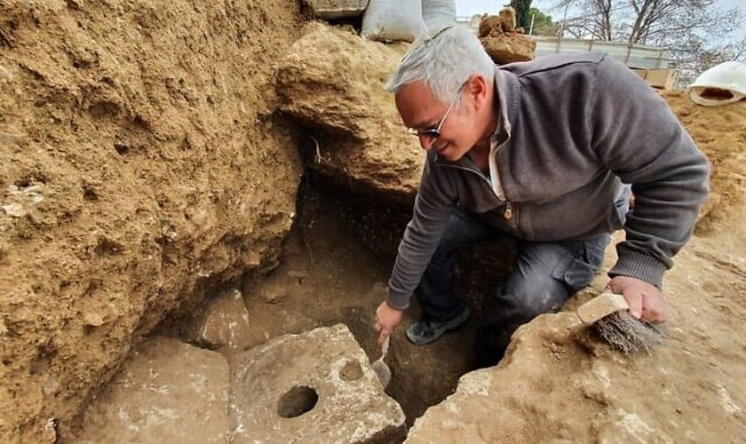 Ao lado do banheiro, os arqueólogos que trabalham no local da escavação descobriram capitéis de pedra que antes ficavam no topo das colunas. (Foto: Yoli Schwartz / IAA)