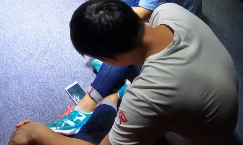 O jovem Amiel ouviu de um tio que ele deveria se tornar um assassino, ao invés de cristão. (Foto representativa: Portas Abertas)