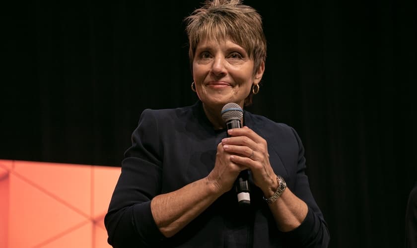 Joanne Moody durante ministração na Voz dos Apóstolos 2021. (Foto: Marcos Paulo Correa/Guiame).